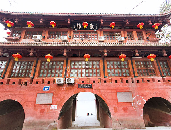 更多照片>>观赏睡佛最佳所在观佛楼因乐山睡佛而得名,古色古香,颇有