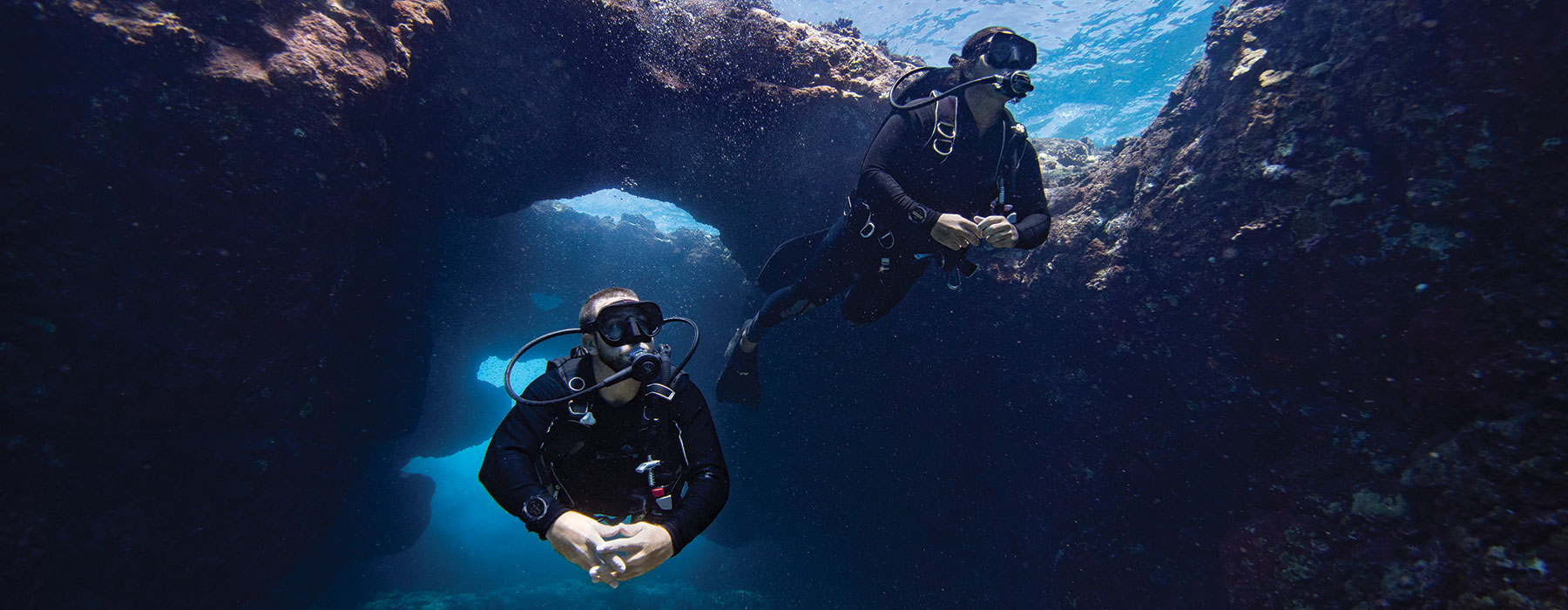 潜水科技 - 2 divers diving in the ocean